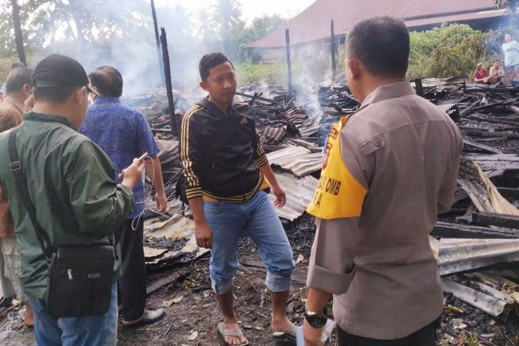 Kapolsek Pontianak Utara Kompol Abdullah Syam meninjau lokasi kebakaran di Jalan Teluk Betung I, Kecamatan Pontianak Utara, Kota Pontianak, Kalimantan Barat, Kamis (30/5/2019) 