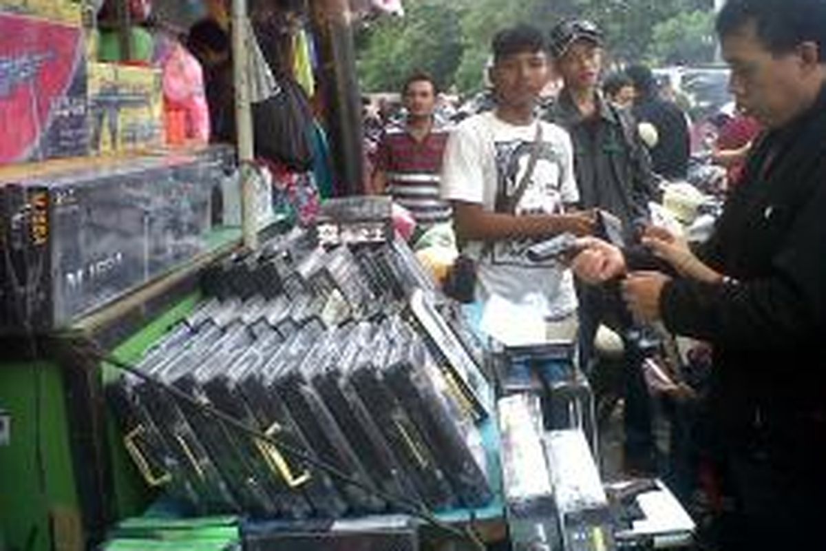 Pedagang pistol mainan di Pasar Gembrong, Jatinegara, Jakarta Timur. Para pedagang mainan memperoleh keuntungan berlipat di momentum lebaran ini. Rabu (30/7/2014).
