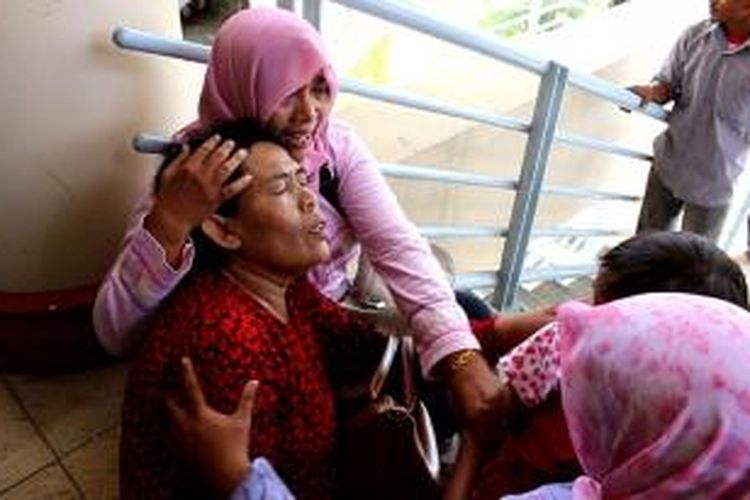 Tak mampu menahan rasa trauma, seorang perempuan pingsan saat mengikuti tsunami drill yang dilakukan oleh Badan penanggulangan Bencana Aceh, Minggu (26/10/2014). BPBA menggelar tsunami drill sekaligus menguji sirine tsunami di enam titik di Banda Aceh dan Kabupaten Aceh Besar.