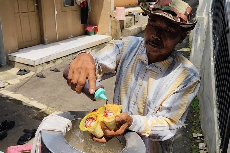 Ili dan Yayah pasutri yang tinggal di Belakang Pasar Sumber Kabupaten Cirebon menjadi salah satu calon jemaah haji yang berangkat pada 19 Mei 2026 mendatang. Ili merupakan salah satu jamaah yang memiliki kisah perjuangan dengan menabung selama 21 tahun sebagai penjual es Tung Tung keliling.