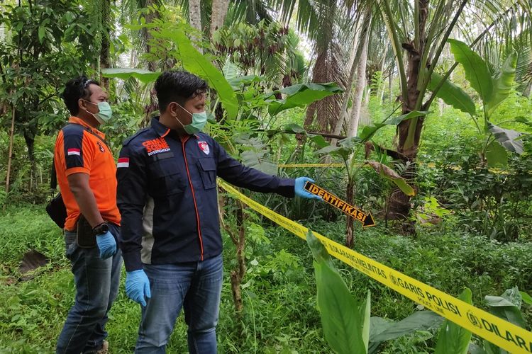 Tim Inafis Satreskrim Polres Trenggalek melakukan olah tempat kejadian perkara (TKP) di lokasi temuan bayi dalam kardus di Desa Ngrayung Kecamatan Gandusari Trenggalek Jawa Timur, Minggu (15/12/2024).