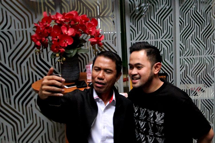 Presiden Arema FC Gilang Widya Pramana (kanan) dan Sekjen PSSI Yunus Nusi melakukan video call dengan official yang ada di Singapura seusai penyerahan bonus apresiasi karena Timnas Indonesia melaju ke final Piala AFF 2020 di Malang, Jawa Timur, Senin (27/12/2021) siang.