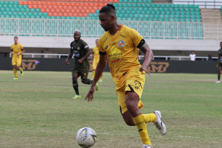 Vanderlei Francisco membawa bola saat Semen Padang menghadapi PS Tira Persikabo pada laga lanjutan Liga 1 Indonesia, Jumat (27/9/2019) di Stadion Pakansari Cibinong Bogor