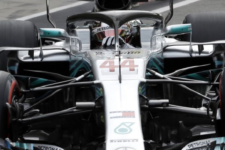 Pebalap Mercedes asal Inggris, Lewis Hamilton, menjalani sesi kualifikasi di Monza, 1 September 2018. 