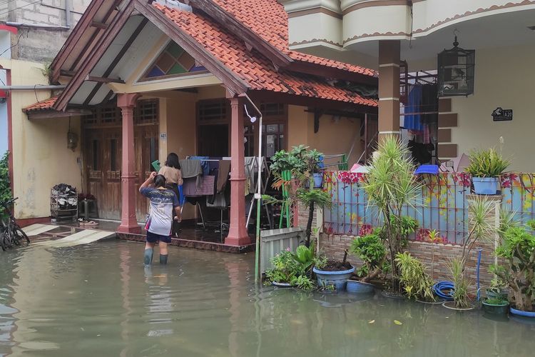 Kondisi banjir di Genggongan, Kelurahan Mangunjiwan, Kecamatan Demak, Kabupaten Demak, Jumat (15/3/2024). (KOMPAS.COM/NUR ZAIDI)