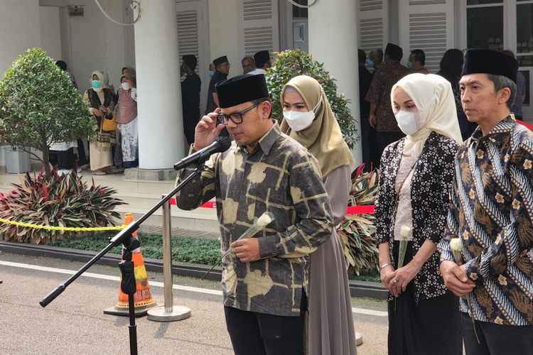Wali Kota Bogor Bima Arya hadir dalam takziah di rumah dinas Gubernur Jawa Barat Ridwan Kamil, di Gedung Pakuan, Kota Bandung, Jawa Barat, Sabtu (4/6/2022).
