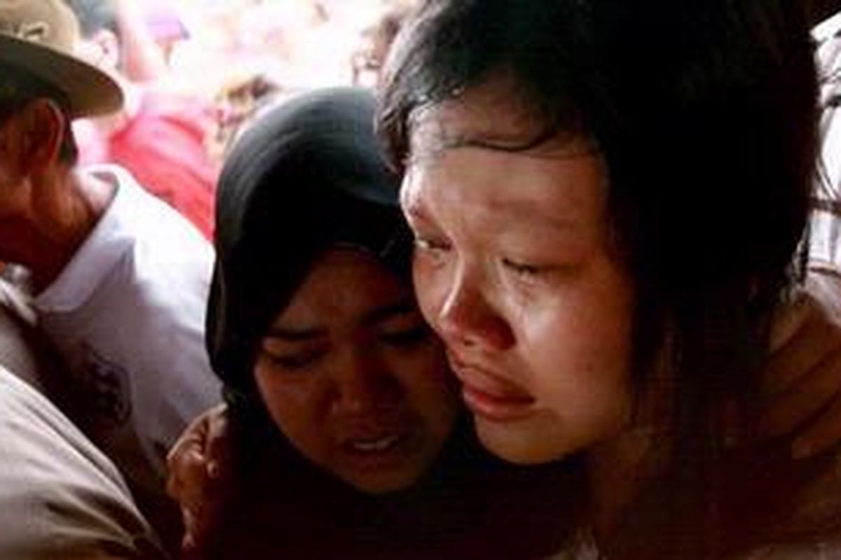 Yosi Nurmalasari (19) tak sanggup membendung tangisnya ketika penggali kubur mulai menutup liang kubur ibundanya, Kikim Komalasari di pemakaman, Kamis (29/9/2011).