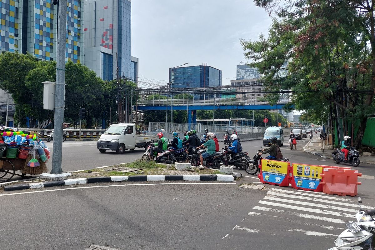 Sejumlah pengendara sepeda motor nekat melawan arus sebelum ditegur polisi di persimpangan Jalan Gajah Mada, Tamansari, Jakarta Barat, Kamis (27/10/2022).