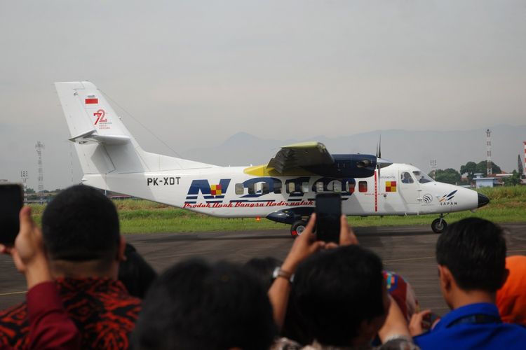 Pesawat N219 yang diterbangkan Captain Esther Gayatri Saleh mendarat seusai melakukan Uji Terbang Perdana di Landasan Pacu Bandara Husein Sastranegara, Bandung, Jawa Barat, Rabu (16/8/2017). Purwarupa pesawat pertama N219 hasil karya anak bangsa ini terbang perdana setelah mendapatkan Certificate of Airworthiness dari Direktorat Kelaikudaraan dan Pengoperasian Pesawat Udara (DKUPPU) Kementerian Perhubungan. N219 merupakan pesawat penumpang kapasitas 19 penumpang, berteknologi Avionik, untuk dioperasikan memenuhi kebutuhan masyarakat di wilayah terpencil. 