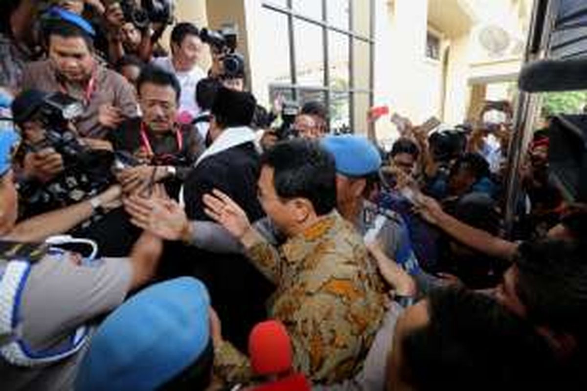 Basuki Tjahaja Purnama alias Ahok bergegas memasuki ruangan untuk diperiksa di Bareskrim Polri di Jakarta, Selasa (22/11/2016). Ia diperiksa sebagai tersangka dalam kasus dugaan penistaan agama.