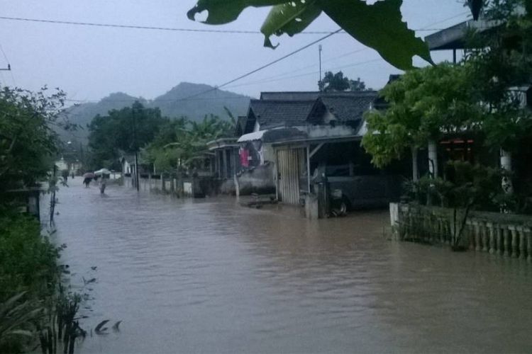 Luapan air sungai merendam ratusan rumah warga Desa Sundul, Kecamatan Parang, Kabupaten Magetan setelah hujan deras mengguyur desa itu, Minggu ( 23/4/2017) sore.