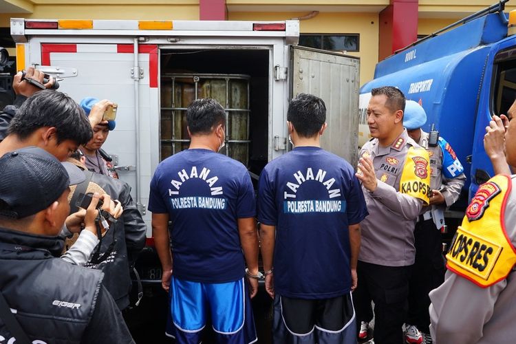 Kedua pelaku penyalahgunaan BBM bersubsidi jenis solar ditangkap jajaran satreskrim Polresta Bandung pada Selasa (23/1/2024)