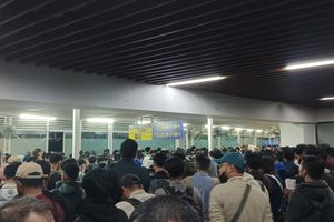 Ratusan Penumpang KRL 'Green Line' Tertahan di Stasiun Tanah Abang, Peron Penuh