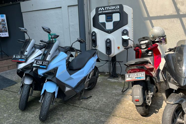 Bahaya Simpan Adaptor Charger Motor Listrik di Bawah Jok Saat Ngecas