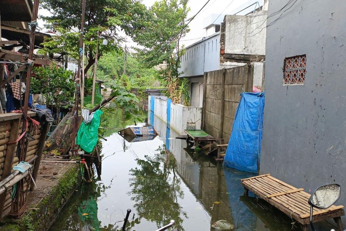 Kondisi banjir di Gang Cue, Jalan Raya Ir Juanda, Duren Jaya, Bekasi Timur, Kota Bekasi, Jumat (3/3/2023). Ada puluhan rumah yang terendam air di lingkungan tersebut karena banjir yang kerap melanda.