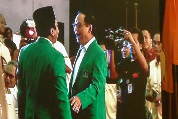 Dua Ketua Umum PPP, Djan Faridz dan M Rommahurmuziy, saat bertemu di Munaslub Partai Golkar di Bali Nusa Dua Conventions Center, Sabtu (14/5/2016).