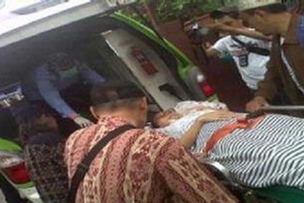 Lisa Darawati, ibu Dera Nur Anggraini, karena kondisi tubuhnya menurun, dibawa ke RS Tarakan dengan mobil ambulans, Selasa (19/2/2013)
