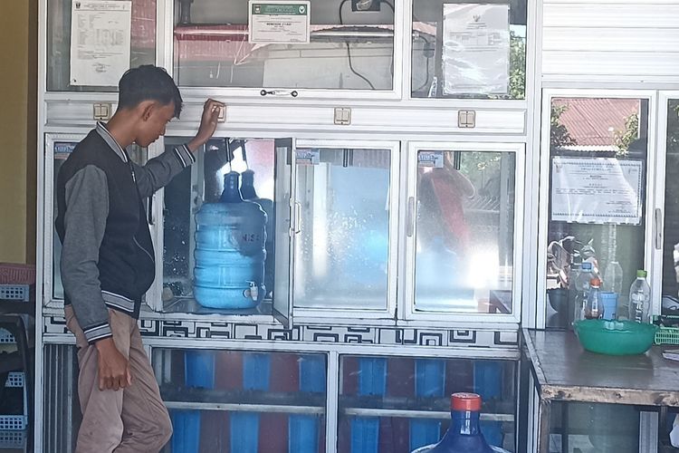 Salah satu penjualan air minum galon isi ulang di kawasan Siteba, Padang, yang mengalami penurunan omzet hingga 80 persen akibat pemadaman listrik yang terjadi sejak kemarin, Selasa (4/6/2024).