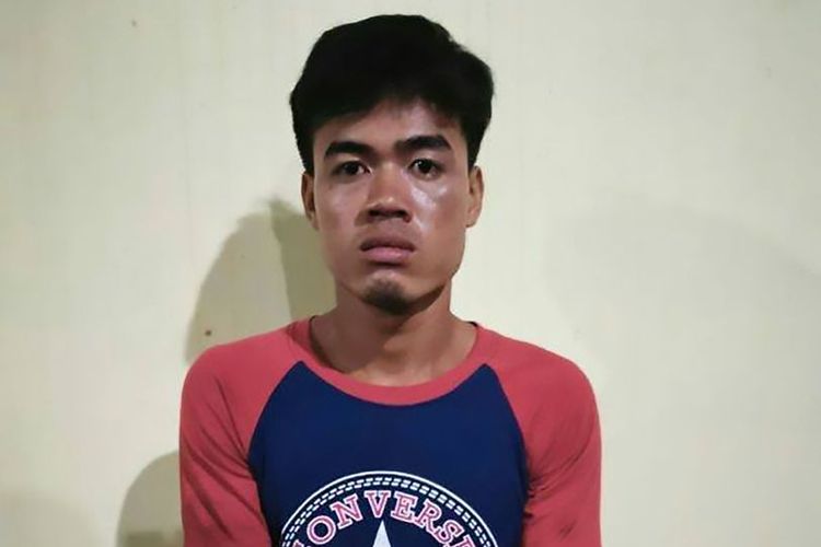 Leng Huon. Seorang pemuda di Kamboja yang ditangkap karena membunuh ayahnya menggunakan kapak.