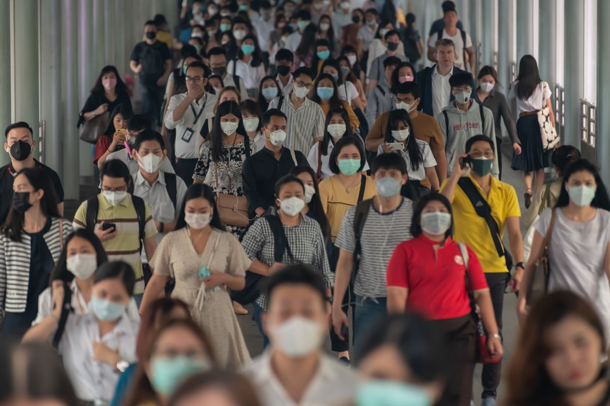 Warga Thailand mengenakan masker untuk menjaga diri dari risiko terpapar virus corona, awal Februari 2020.
