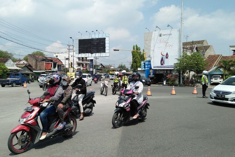 Suasana Pertigaan Babat Lamongan, belum sampai terjadi kemacetan parah hingga H+5 Lebaran, Sabtu (7/5/2022).