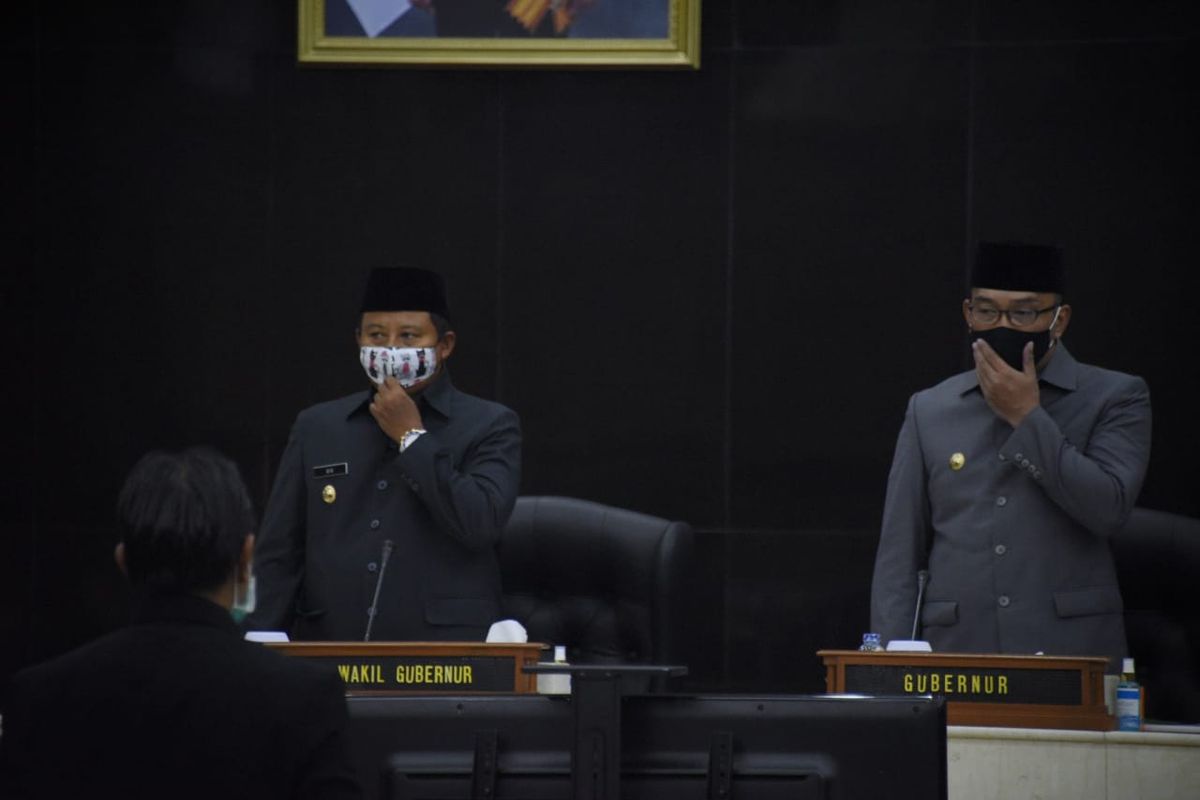 Gubernur Jawa Barat Ridwan Kamil menyampaikan LKPj di hadapan anggota DPRD Provinsi Jawa Barat dalam Rapat Paripurna di Gedung DPRD Jabar, Jalan Diponegoro, Kota Bandung, Senin (20/4/2020).
