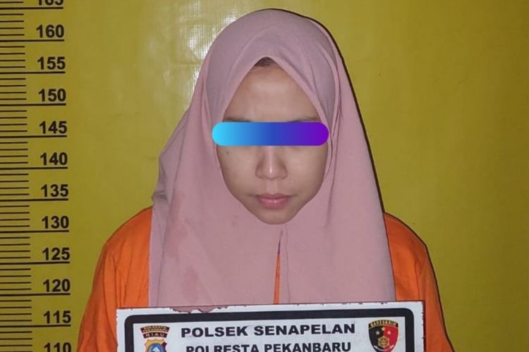 RD (32), pelaku penggelapan uang hotel di Kota Pekanbaru, Riau, saat diamankan di Polsek Senapelan, Senin (24/7/2023).