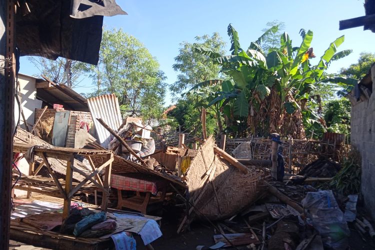 Foto: Kondisi rumah milik Darsono yang rusak akibat hujan lebat dan angin kencang tadi pagi.