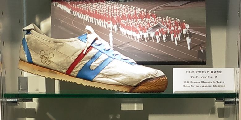Sepatu Onitsuka Tiger Delegation yang dipakai delegasi Jepang pada Olimpiade Tokyo 1964, disimpan di ASICS Museum, Kobe, Jepang