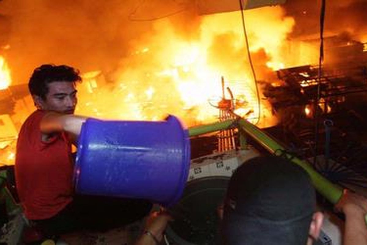 Kebakaran di perumahan padat penduduk Karet Tengsin, Tanah Abang, Jakarta Pusat, Senin (6/8/2012) malam.