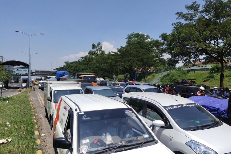 Macet. Imbas Puuhan Massa Aksi Yang Saat Melakukan Blokade Pintu Masuk Suramadu sisi Bangkalan, Madura Jawa Timur, Senin (11/4/2022).