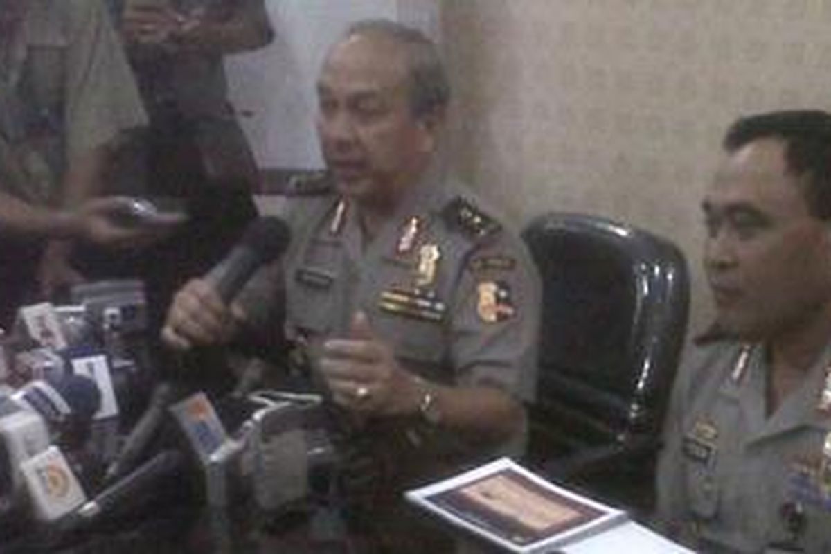 Kadiv Humas Polri Irjen Iskandar Hasan bersama dengan wakilnya, Brigjen Ketut Untung Yoga Ana saat memberikan keterangan mengenai penangkapan kelompok perampok yang menggondol uang Bank CIMB Niaga Medan.