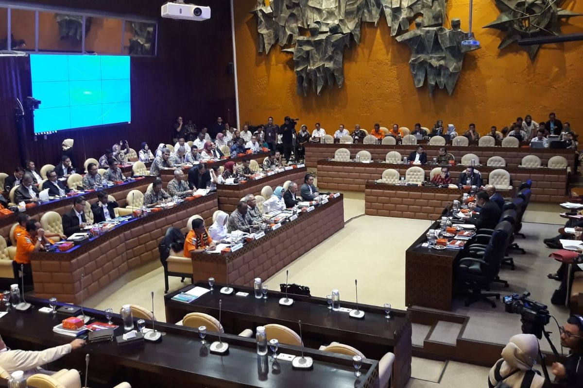 Komisi V DPR menggelar rapat kerja membahas penanganan banjir di wilayah DKI Jakarta dan sekitarnya, di Kompleks Parlemen, Senayan, Jakarta, Rabu (26/2/2020).