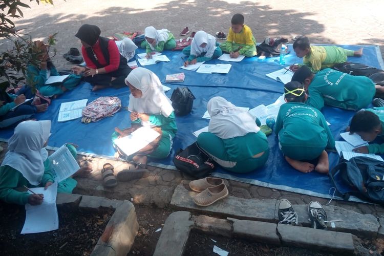 Sejumlah siswa SDN Pancawangi Cilaku, Kabupaten Cianjur, Jawa Barat terpaksa belajar di lapang beralas terpal karena bangunan kelas mereka ambruk.