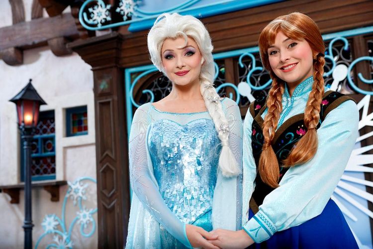 Karakter Elsa dan Anna di Hong Kong Disneyland Resort