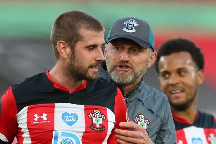 Manajer Southampton, Ralph Hasenhuttl, memberikan ucapan selamat kepada pemainnya, Jack Stephens, seusai mengalahkan Manchester City pada lanjutan pekan ke-33 Liga Inggris yang digelar di St Mary's Stadium, Senin (6/7/2020).