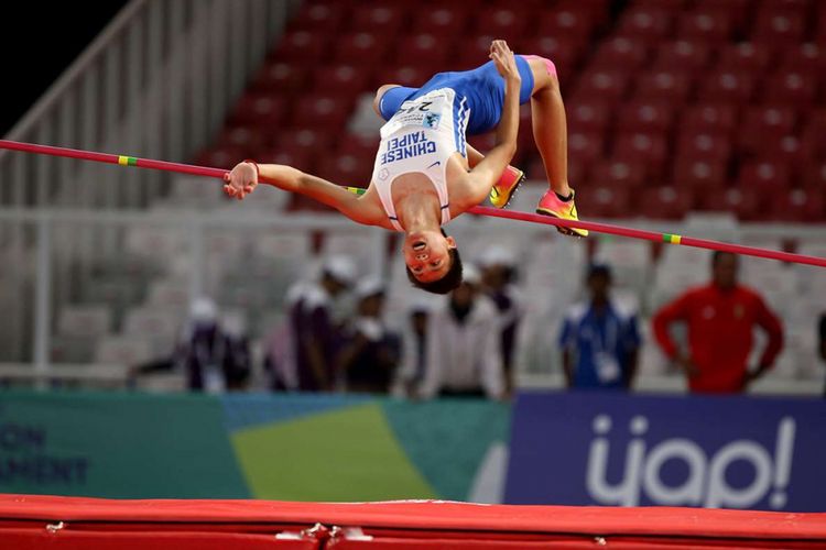 Atlet lompat tinggi Taiwan Chun Hsien Hsiang melakukan lompatan saat final 18th Asian Games Invitation Tournament di Stadion Utama Gelora Bung Karno, Senayan, Minggu (11/2/2018). Ia gagal meraih medali emas.