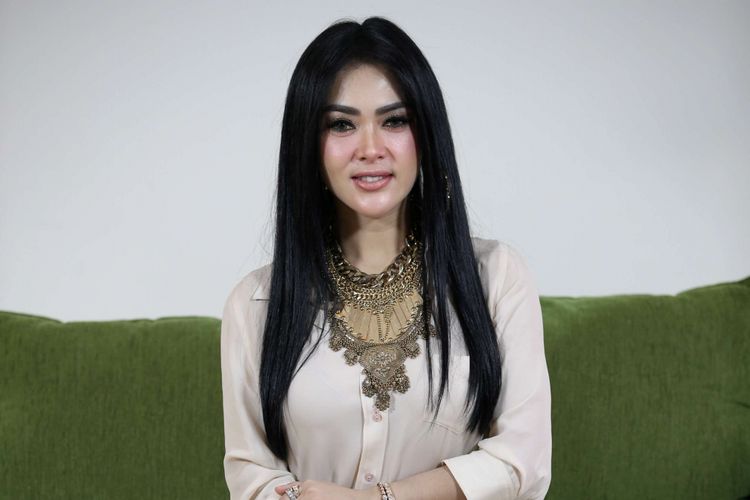 Penyanyi Syahrini menjalani pemotretan dalam promosi film Bodyguard Ugal-ugalan di kantor Kompas.com, Jakarta, Kamis (28/6/2018). Film ini mulai diputar di bisokop-bioskop Tanah Air pada 5 Juli 2018.