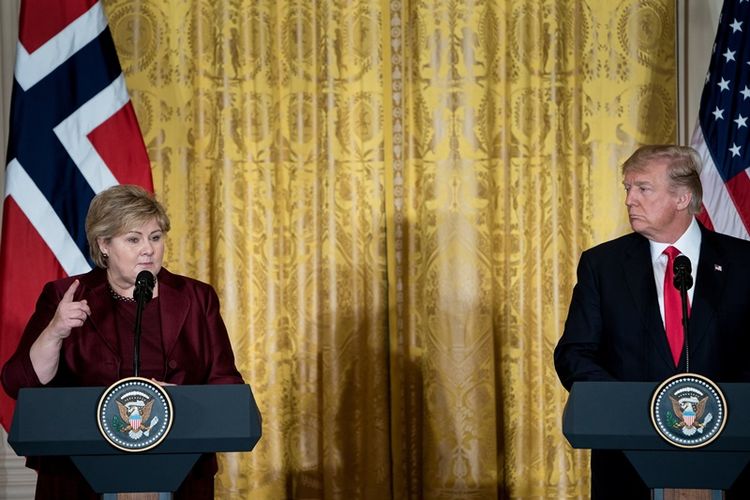 Presiden Amerika Serikat, Donald Trump (kanan), dalam konferensi pers bersama dengan Perdana Menteri Norwegia, Erna Solberg, di Gedung Putih, Washington, Rabu (10/1/2018).