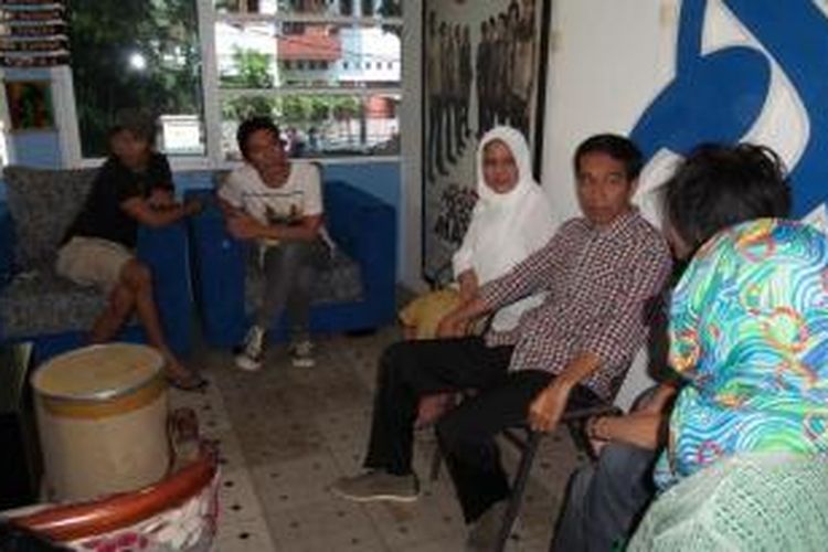 Calon presiden Joko Widodo (kemeja kotak-kotak) bertemu dengan personel grup musik Slank, Kaka (kiri) dan Bimbim (dua dari kiri), di markas Slank, Gang Potlot, Kalibata, Jakarta Selatan, Rabu (9/7/2014) siang.