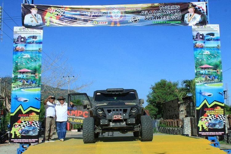 Gubernur Gorontalo Rusli Habibie (Kanan) dan Ketua JK Merah Putih Community (JKMPC) H. Bakrie saat pelepasan Touring JWS 