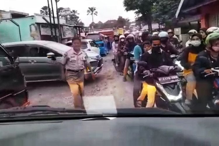 Seorang pria menghampiri mobil ambulance di Jalan Raya Sukabumi-Cikembar, Sukabumi, Jawa Barat, Rabu (20/4/2022).