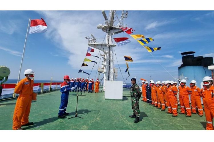 Upacara bendera oleh PT PIS dalam rangka memperingati HUT ke-77 RI di atas anjungan kapal Floating Storage and Offloading (FSO) Abherka, Rabu (17/8/2022) 