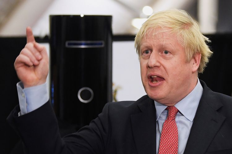 Perdana Menteri Inggris Boris Johnson ketika memberikan pidato kemenangan di Uxbridge, pada 13 Desember 2019. Pidato itu disampaikan setelah Partai Konservatif yang dipimpinnya menjadi mayoritas dengan meraih 358 dari total 650 kursi Parlemen Inggris.