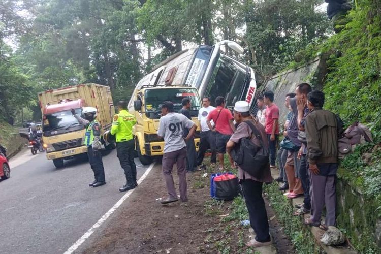 Bus Cianjur-Jakarta Terguling di Jalur Puncak, 5 Penumpang Terluka