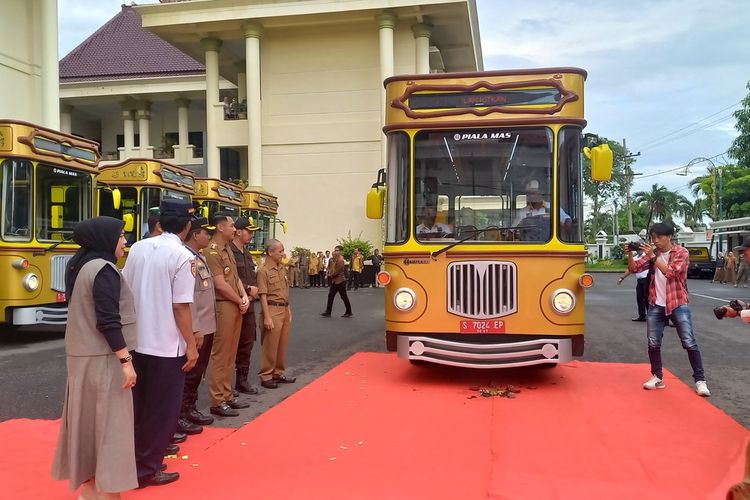 Bupati Tuban, Aditya Halindra Faridzky meluncurkan program transportasi gratis bagi pelajar dengan melepas 10 unit bus sekolah di halaman Kantor Pemkab Tuban, Selasa (6/2/2024).