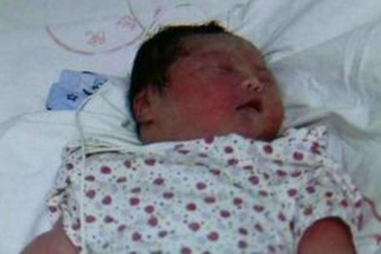 Inilah bayi seberat lebih dari 6 kilogram yang dilahirkan di Shanghai, China. Semasa hamil, ibu bayi ini selalu mengkonsumsi susu, telur dan buah-buahan, selain makanan lainnya.