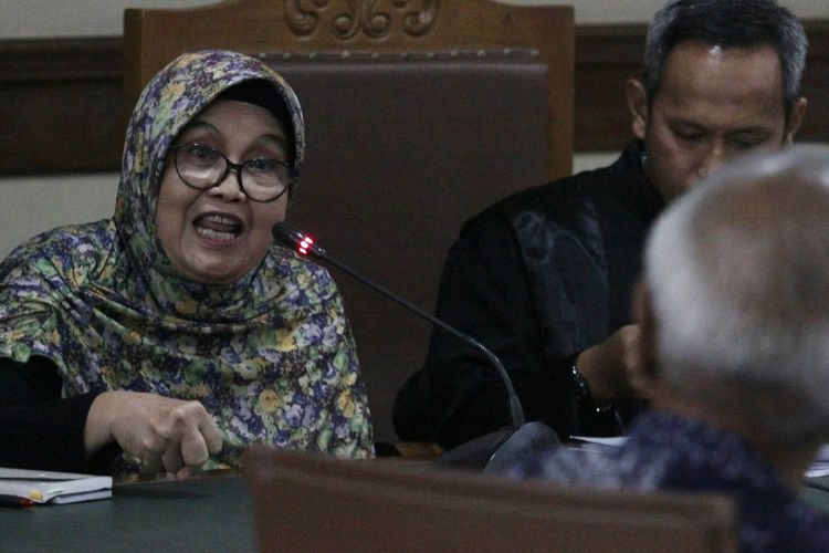 Mantan Menteri Kesehatan yang merupakan terpidana kasus suap alat kesehatan tahun 2005 Siti Fadilah Supari (kiri) didampingi penasehat hukumnya saat menjalani sidang Peninjauan Kembali (PK) kasus pengadaan alat kesehatan di Pengadilan Tipikor, Jakarta, Jumat (29/6). Dalam sidang tersebut Tim penasehat hukum terdakwa menghadirkan saksi ahli hukum pidana Universitas Krisnadwipayana Made Darma Weda. ANTARA FOTO/ Reno Esnir/Spt/18.