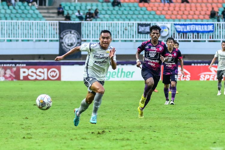 Erwin Ramdani pemain Persib berusaha mendapatkan bola dalam pertandingan pekan ke-25 Liga 1 2022-2023 antara RANS Nusantara vs Persib Bandung, Minggu (19/2/2023) di Stadion Pakansari, Cibinong, Kabupaten Bogor.