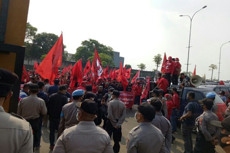 Sejumlah simpatisan dan kader PDI Perjuangan mendatangi Polres Tangerang Selatan pada Senin (29/6/2020) siang. Mereka menggelar aksi unjuk rasa terkait aksi pembakaran bendera partai berlambang banteng moncong putih saat demontrasi terjadi di gedung MPR/DPR, Rabu (24/6/2020) lalu. 